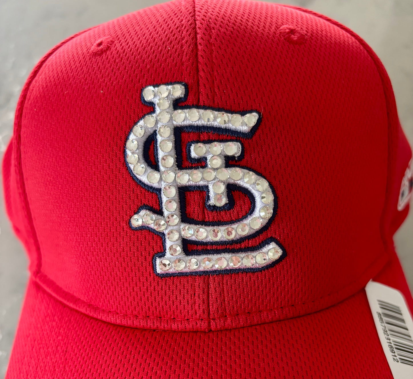 12 cut flatback crystals create optimal shine on the logo